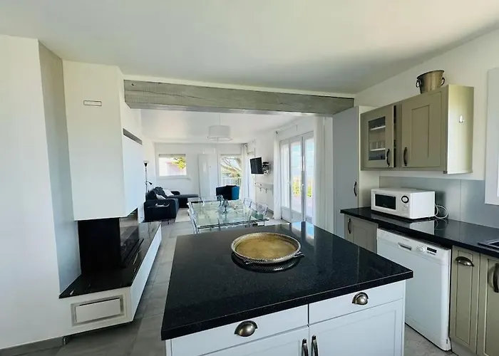 Demeure Rénovée Front De Villa