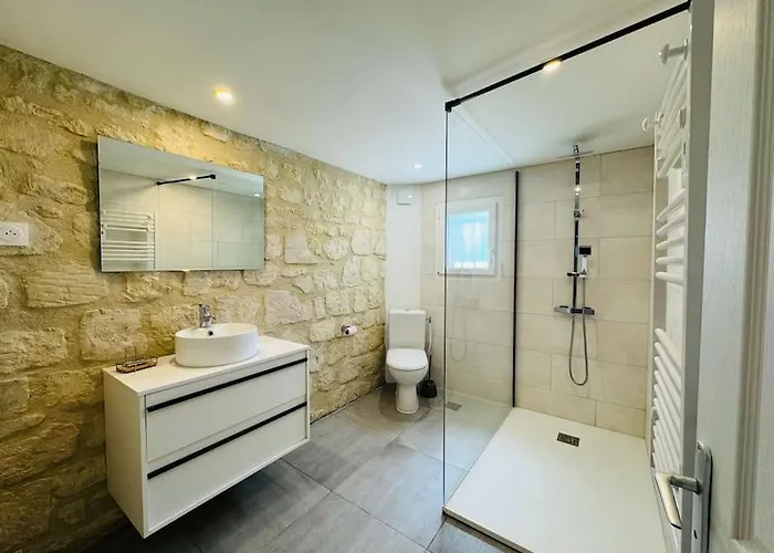 Demeure Rénovée Front De Villa *